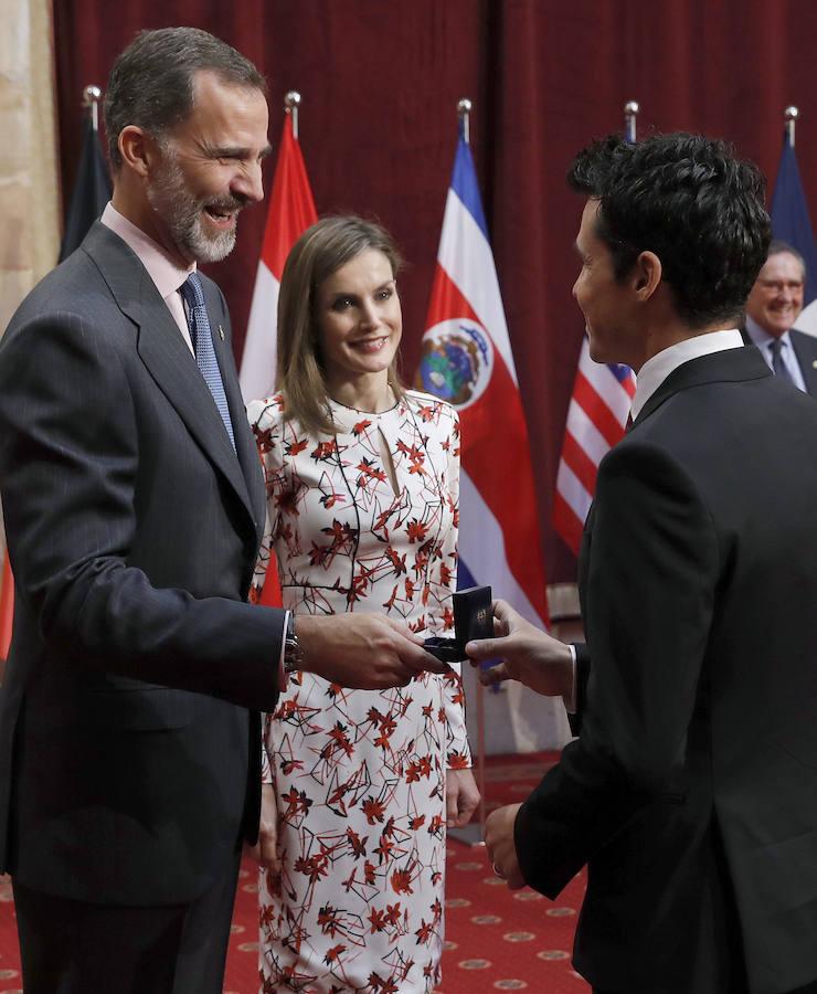 Los Reyes entregan al triatleta Javier Gómez Noya, galardonado con el Premio Princesa de Asturias de los Deportes, la insignia de la Fundación, durante la audiencia hoy a los premiados en esta XXXVI edición.. Efe