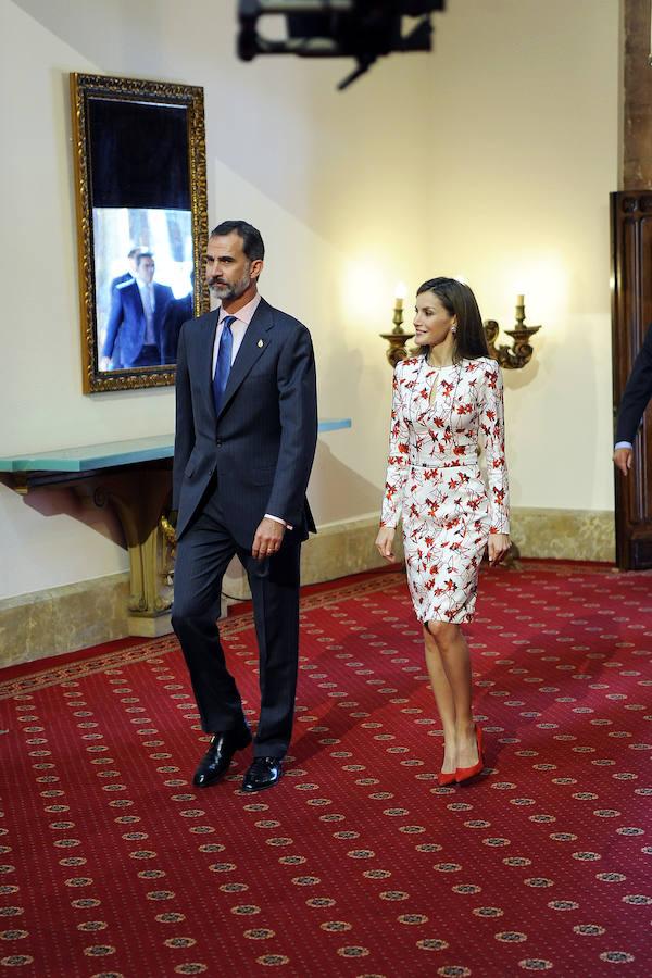 Los Reyes, a su llegada al Salón Covadonga del Hotel La Reconquista, residencia durante su estancia en Oviedo y lugar donde han impuesto las medallas a los premiados.. GTRES