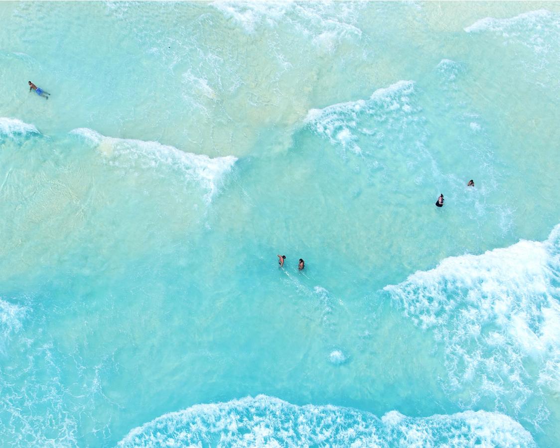 Sobrevolando Isla Mujeres. El fotógrafo Tommy Clarke, aficando en Londres, ha recorrido el mundo en busca de perspectivas únicas del Planeta tomadas desde el aire. El resultado de ese trabajo forma parte de la exposición Up in the Air, del 14 al 23 de octubre en The Old Truman Brewery. En la foto, Isla Mujeres, en el mar Caribe, muy cerca de la península de Yucatán, al sureste de México