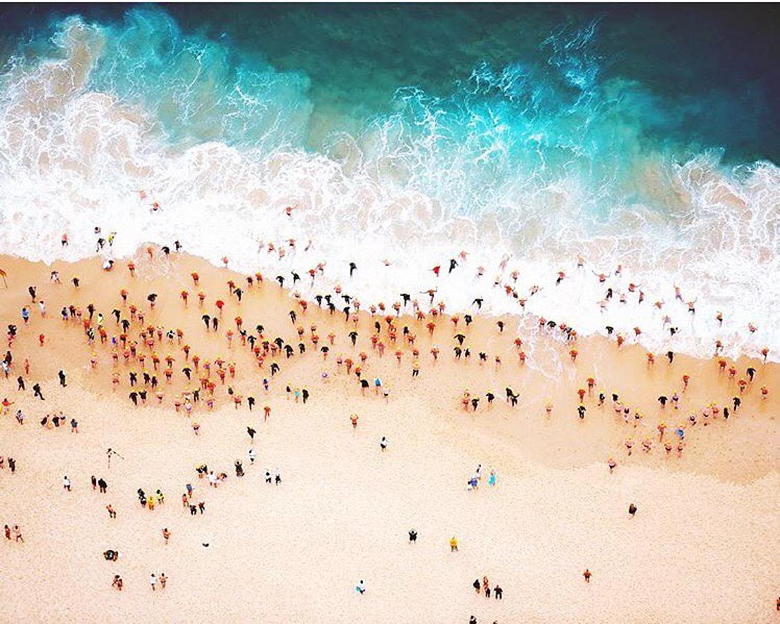 Día de playa en Australia. El fotógrafo Tommy Clarke, aficando en Londres, ha recorrido el mundo en busca de perspectivas únicas del Planeta tomadas desde el aire. El resultado de ese trabajo forma parte de la exposición Up in the Air, del 14 al 23 de octubre en The Old Truman Brewery. En la foto, Bondi Beach, una popular playa y el nombre del suburbio que la rodea en Sídney, Australia