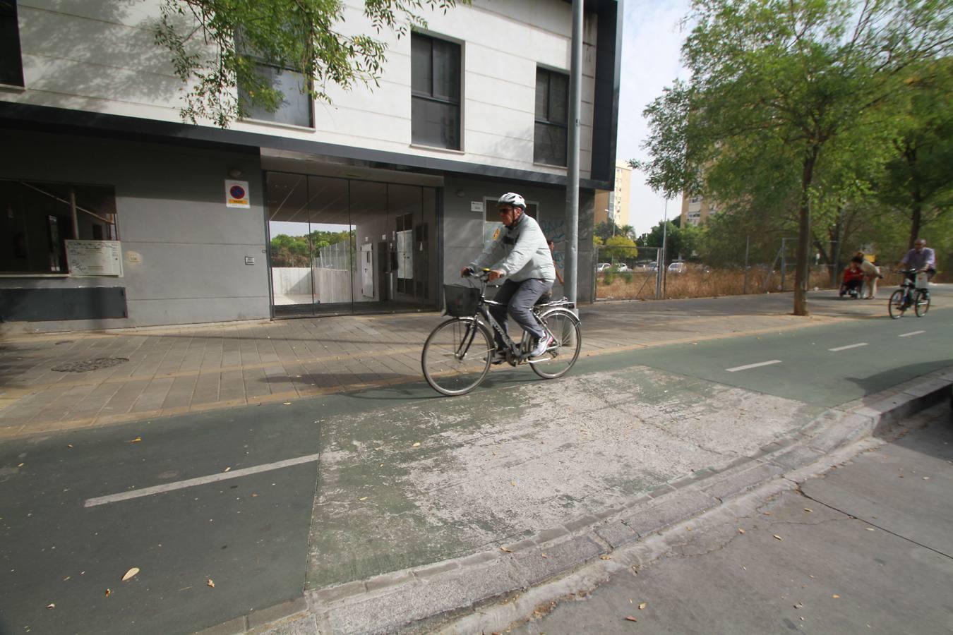 El carril bici cumple diez años con baches, grietas y socavones