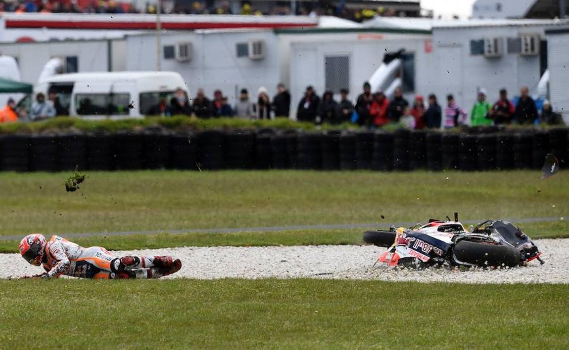 La caída de Marc Márquez en Phillip Island, en imágenes