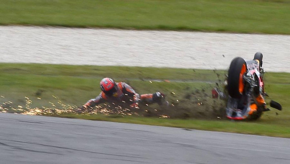 La caída de Marc Márquez en Phillip Island, en imágenes