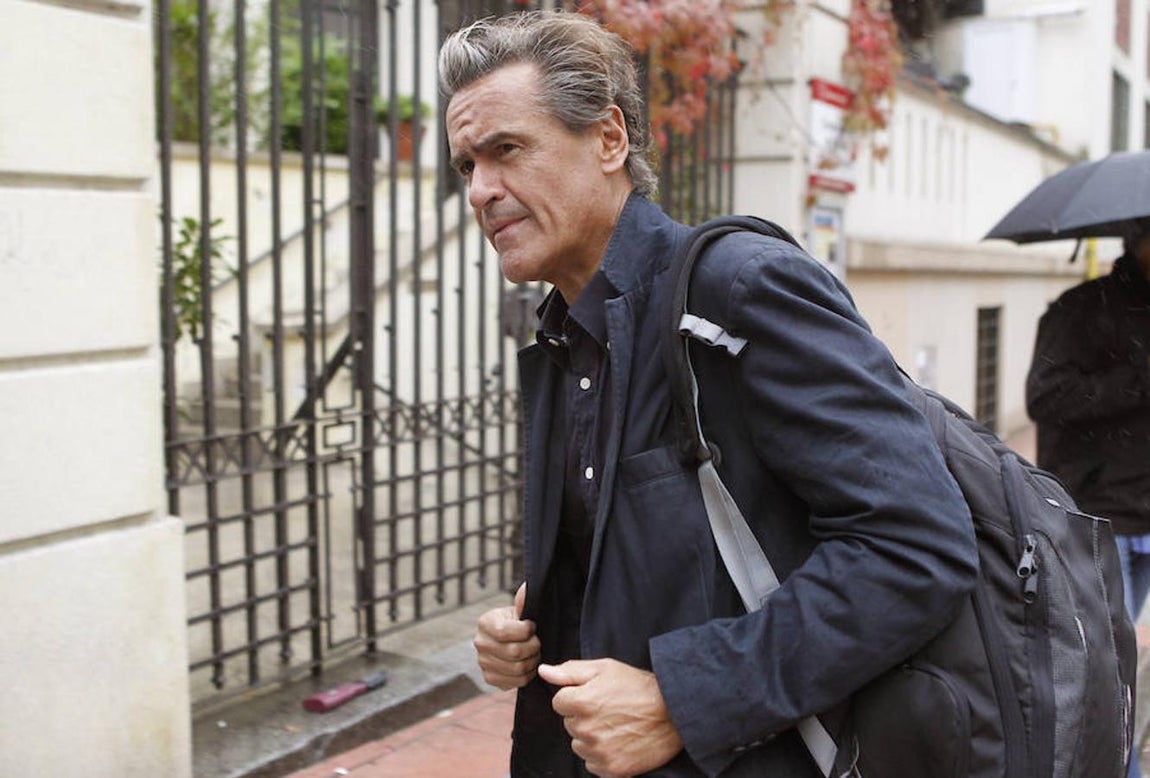 Las cámaras capturaban la llegada del eurodiputado del PSOE Juan Fernando López Aguilar a la sede del PSOE.. 