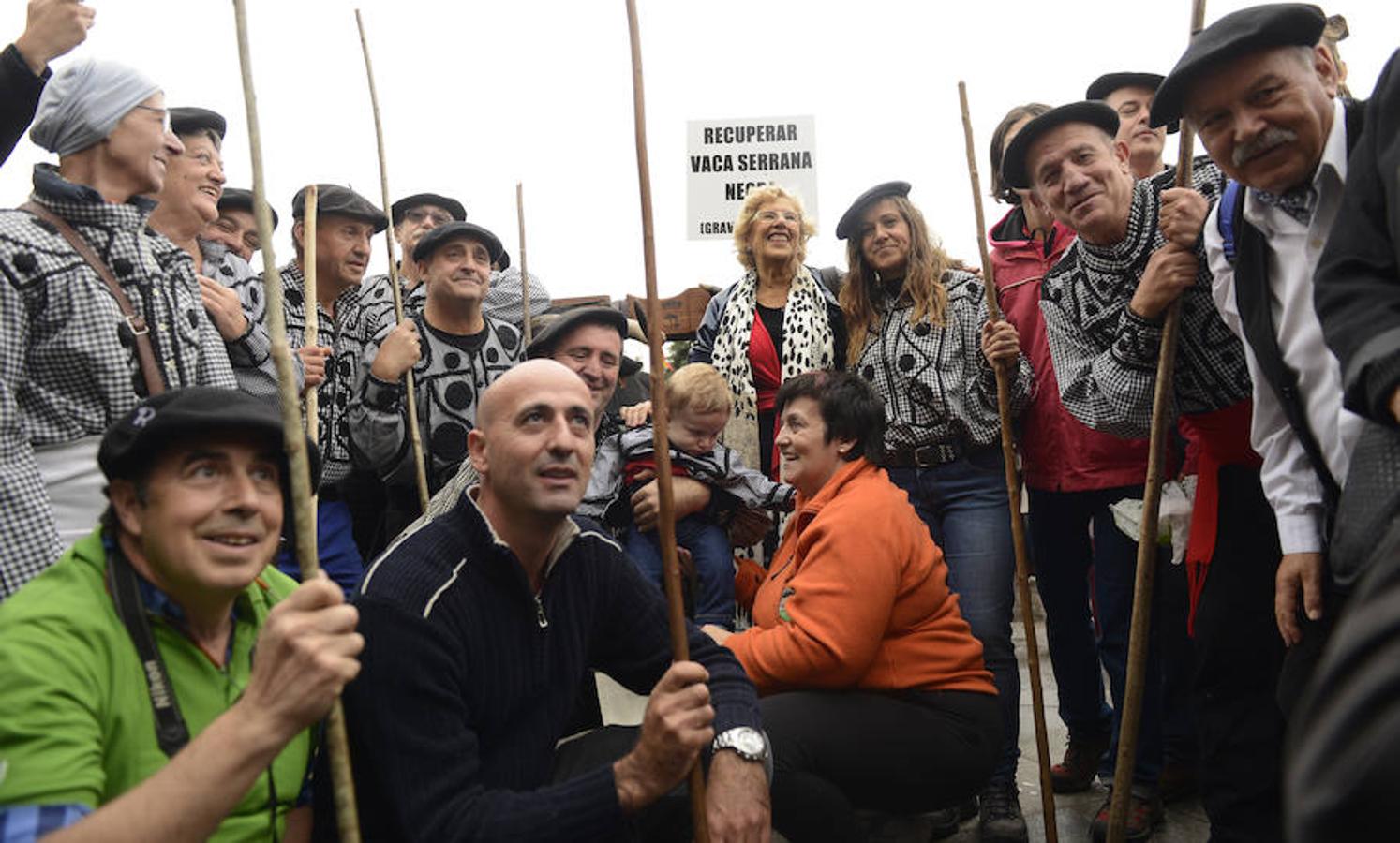 Un gupo de ganaderos se hacen una foto durante la fiesta de la trashumancia de 2016.. 