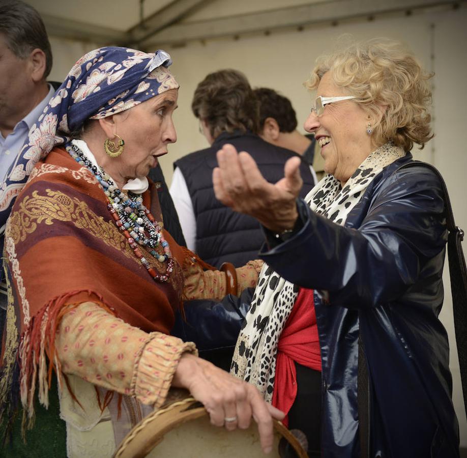 La alcaldesa de Madrid, Manuela Carmena, abrza a una de las participantes en el desfile.. 