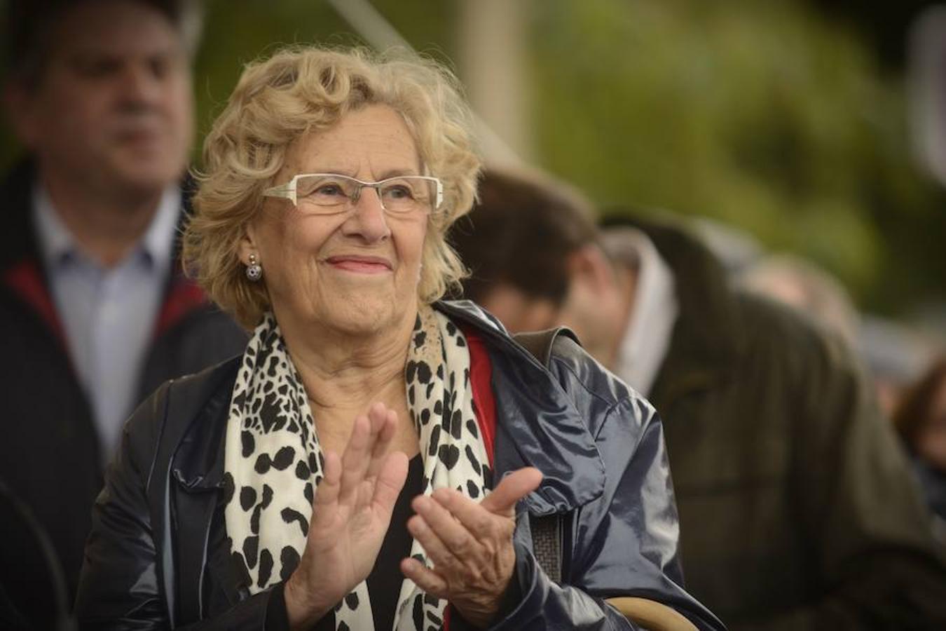 La alcaldesa de Madrid, Manuela Carmena, aplaude durante el desfile de más de 2.000 ovejas por las calles de Madrid, una tradición que fue reimpulsada en 1994.. 