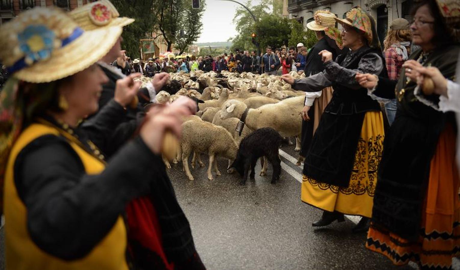 Mientras que los ganaderos pastoreaban las ovejas, se hacían bailes tradicionales.. 