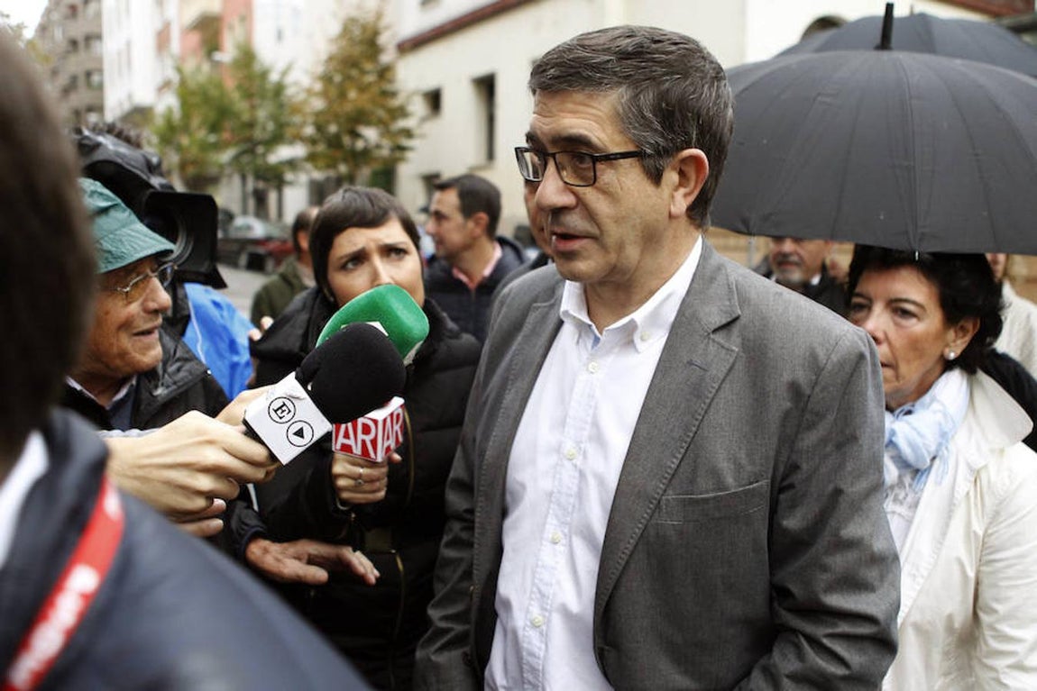 El secretario de Acción Política y Ciudadanía del PSOE, Patxi López, hacía declaraciones a los periodistas a su llegada esta mañana a la sede del partido, en Ferraz. López, que, al igual que la secretaria general de los socialistas vascos, Idoia Mendia, ha insistido en su «no» a Mariano Rajoy, ha señalado que hoy hay que buscar que los socialistas «no se hagan daño» y busquen fórmulas que permitan que el partido «no se fracture más» en caso de abstención.. 