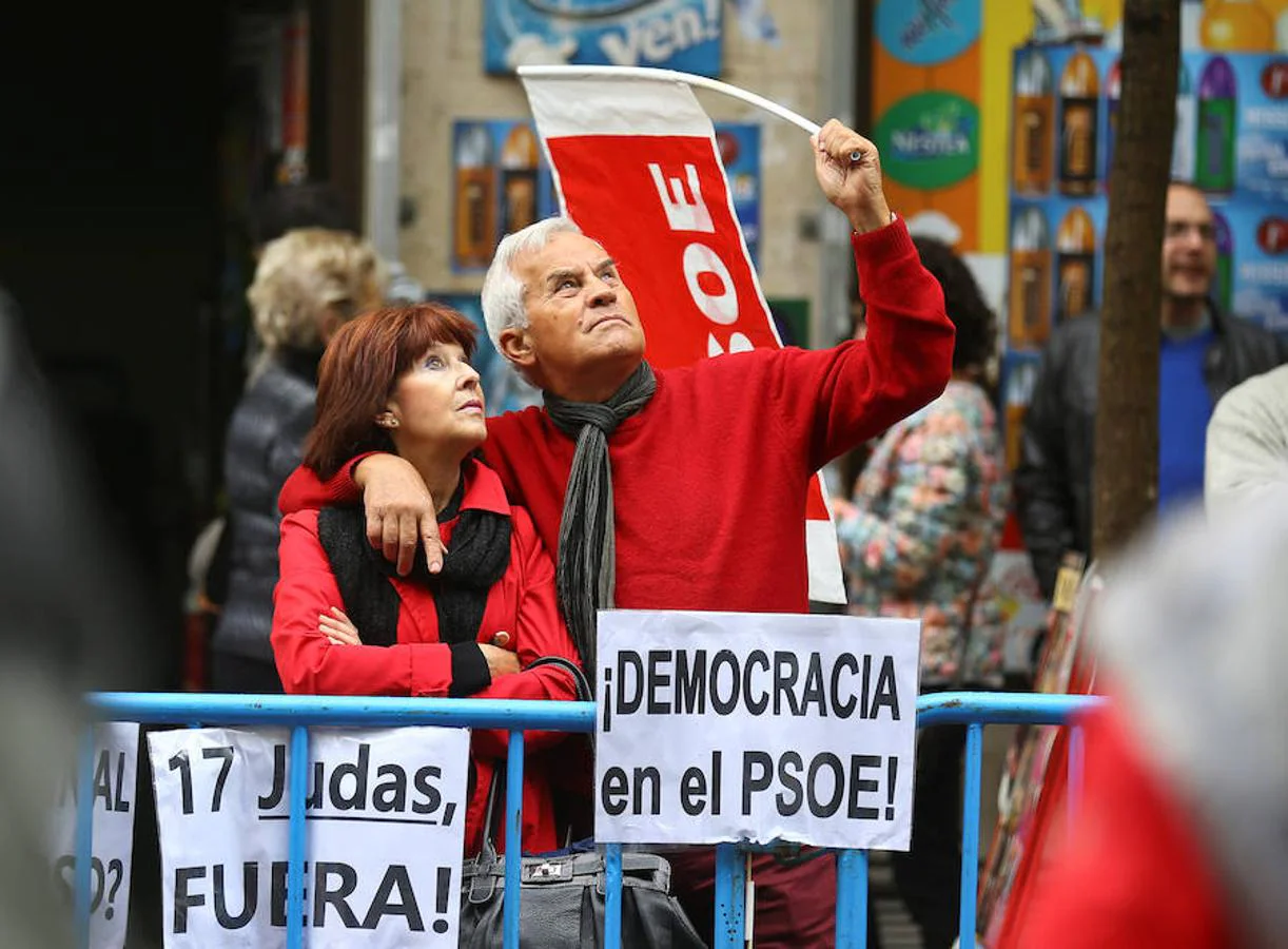 Varios seguidores del PSOE se manifiestaban frente a la sede del partido, donde ha tenido lugar una de las reuniones más decisivas de su historia.