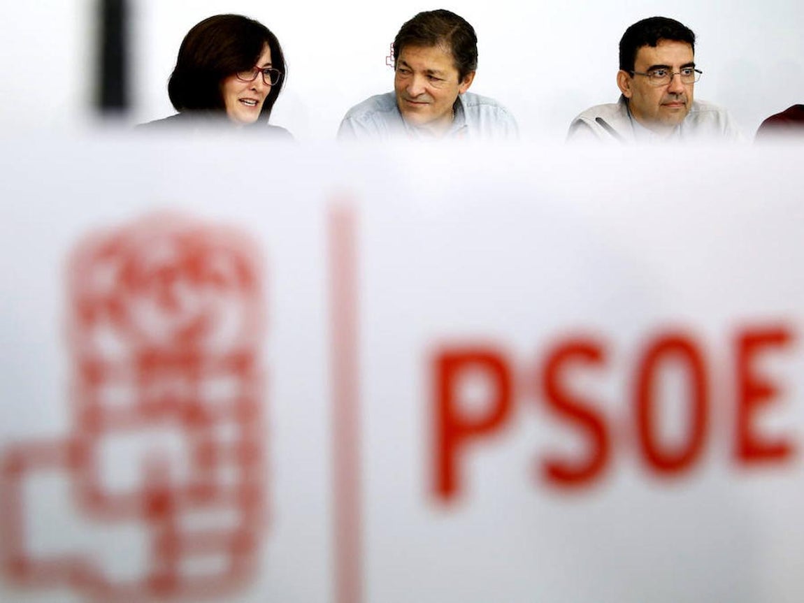 El presidente de la gestora del PSOE, Javier Fernández, y los vocales Ascensión Godoy y Mario Jiménez Díaz, poco antes de que diera comienzo esta mañana la reunión del Comité Federal del partido.. 