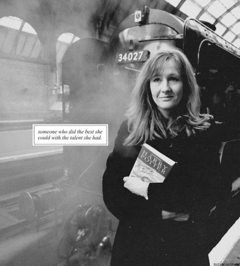 J. K. Rowling. Escritora y productora de cine británica, conocida por ser la creadora de la aclamada serie de libros Harry Potter