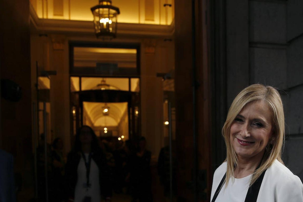 La presidenta popular de la Comunidad de Madrid, Cristina Cifuentes, a su llegada al Congreso para asistir al debate de investidura.. 