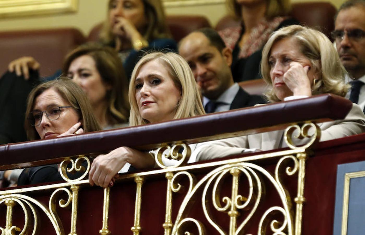 Elvira Fernández, esposa del líder del PP, Mariano Rajoy, junto a la presidenta de la Comunidad de Madrid, Cristina Cifuentes, y la delegada del Gobierno en Madrid, Concepción Dancausa, en la tribuna de invitados durante el debate de investidura de Rajoy.