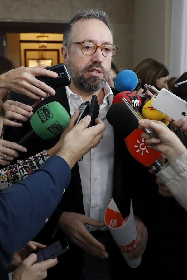 El portavoz parlamentario de Ciudadanos, Juan Carlos Girauta, atiende a los medios tras la reunión de la Junta de Portavoces celebrada este miércoles en el Congreso de los Diputados para fijar el orden del debate de investidura de Mariano Rajoy.
