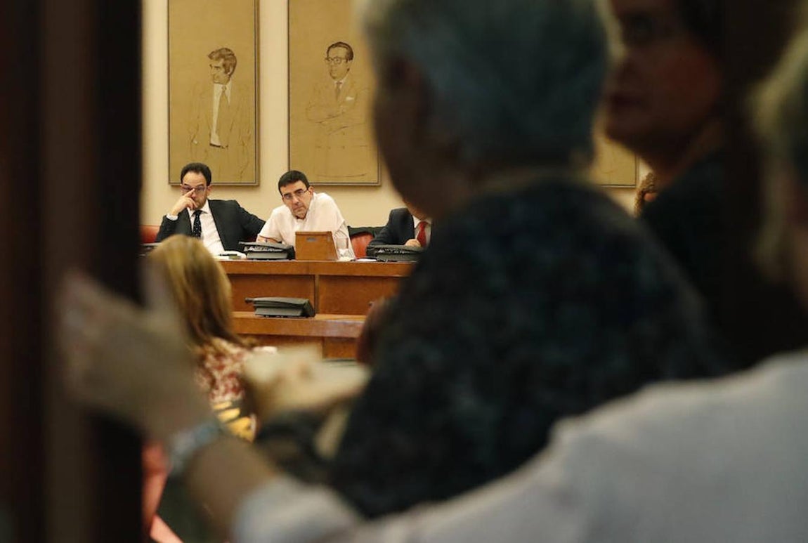 El portavoz del PSOE en el Congreso, Antonio Hernando, junto a Mario Jiménez, durante la reunión del Grupo Parlamentario Socialista.. 