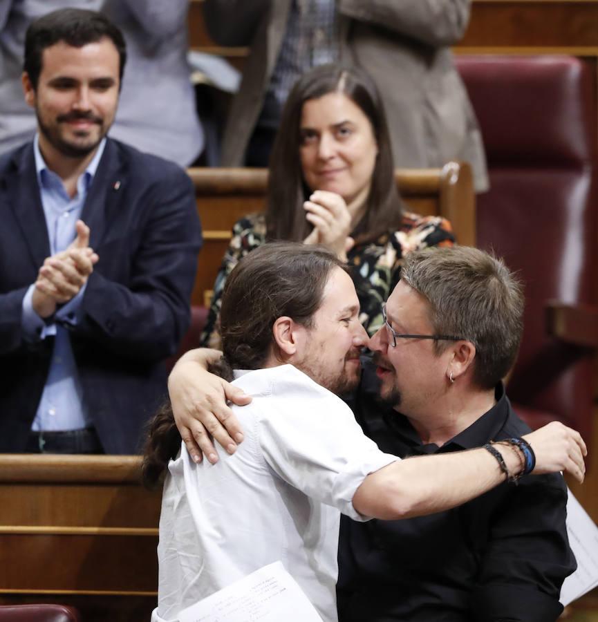 El portavoz de En Comú Podem, Xavier Domènech, abraza al secretario general de Podemos, Pablo Iglesias.. 