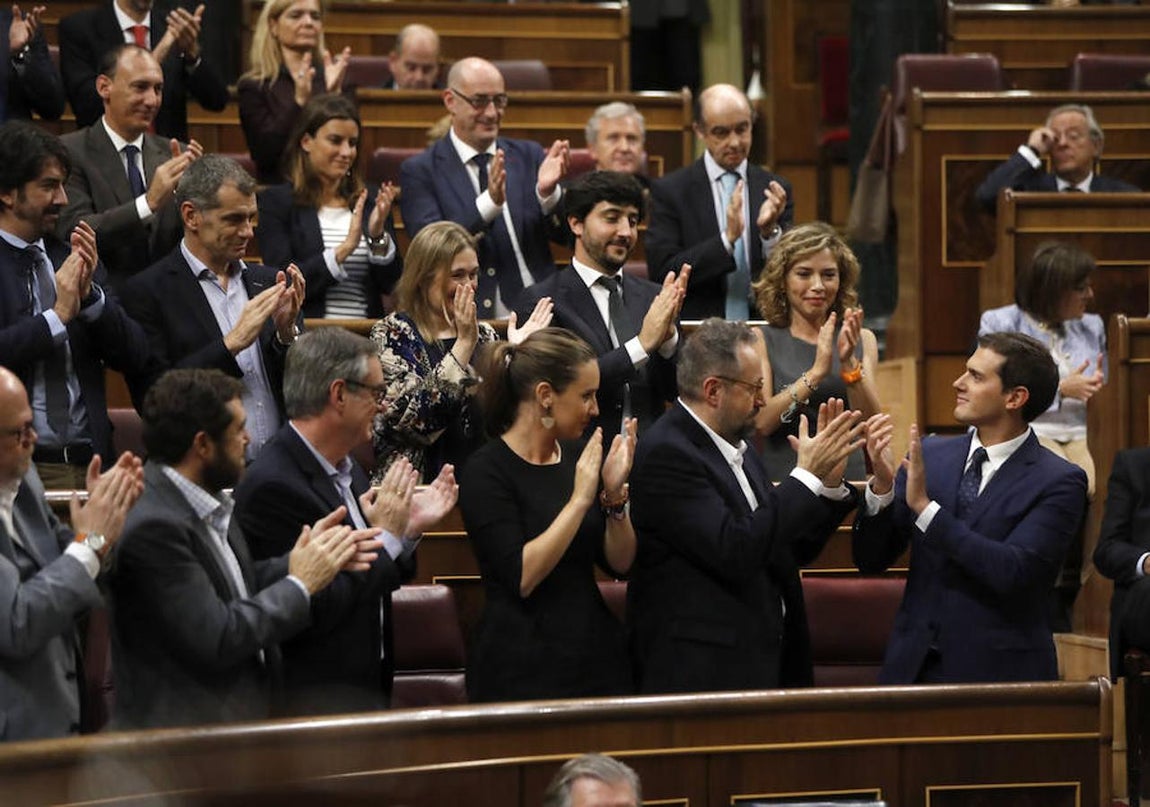 El presidente de Ciudadanos, Albert Rivera, es aplaudido por los diputados de su grupo tras su intervención.. 