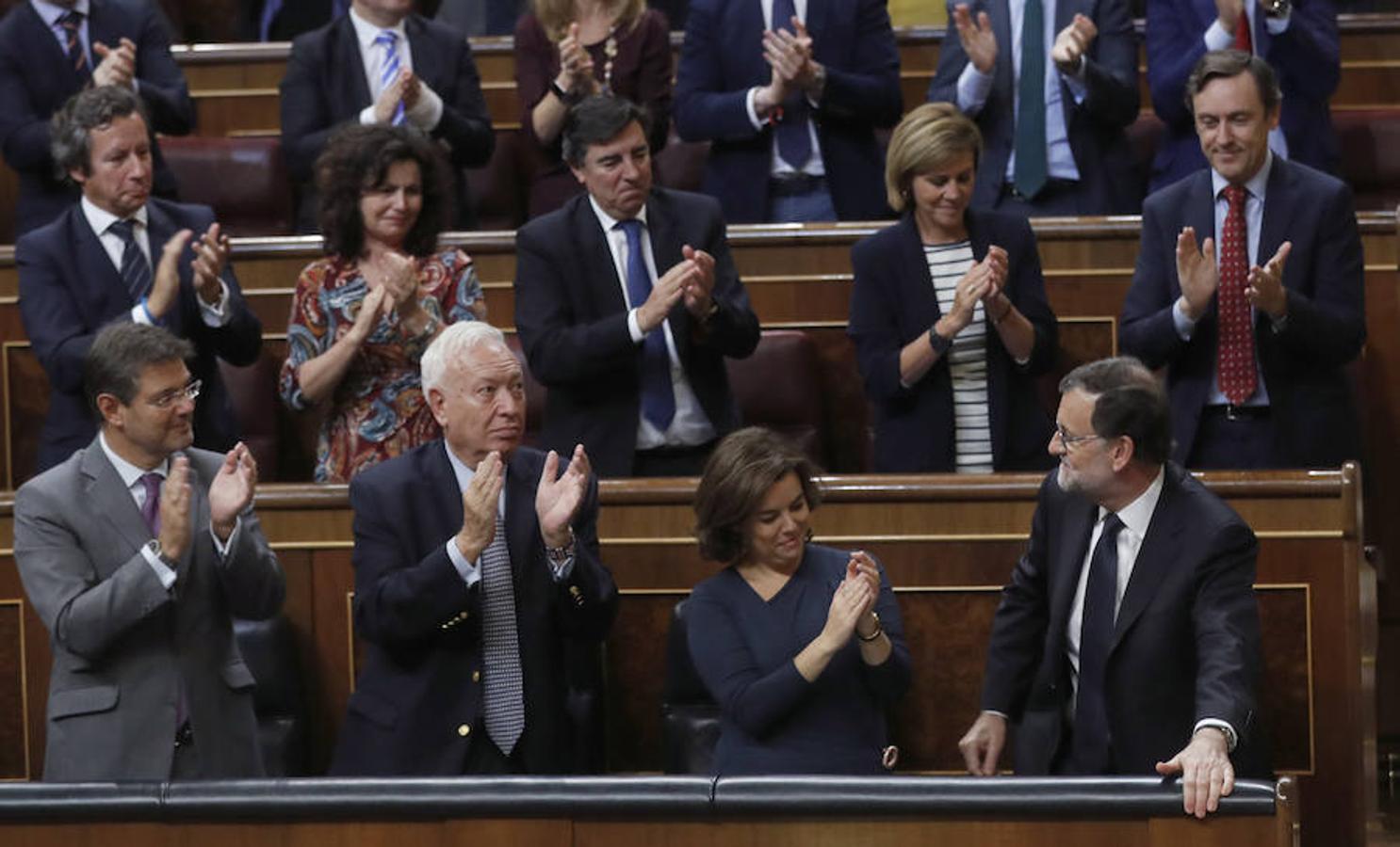 El presidente del Gobierno en funciones y candidato del PP, Mariano Rajoy, era aplaudido por los diputados del partido tras su última intervención en la sesión de la tarde de la segunda jornada del debate de investidura.