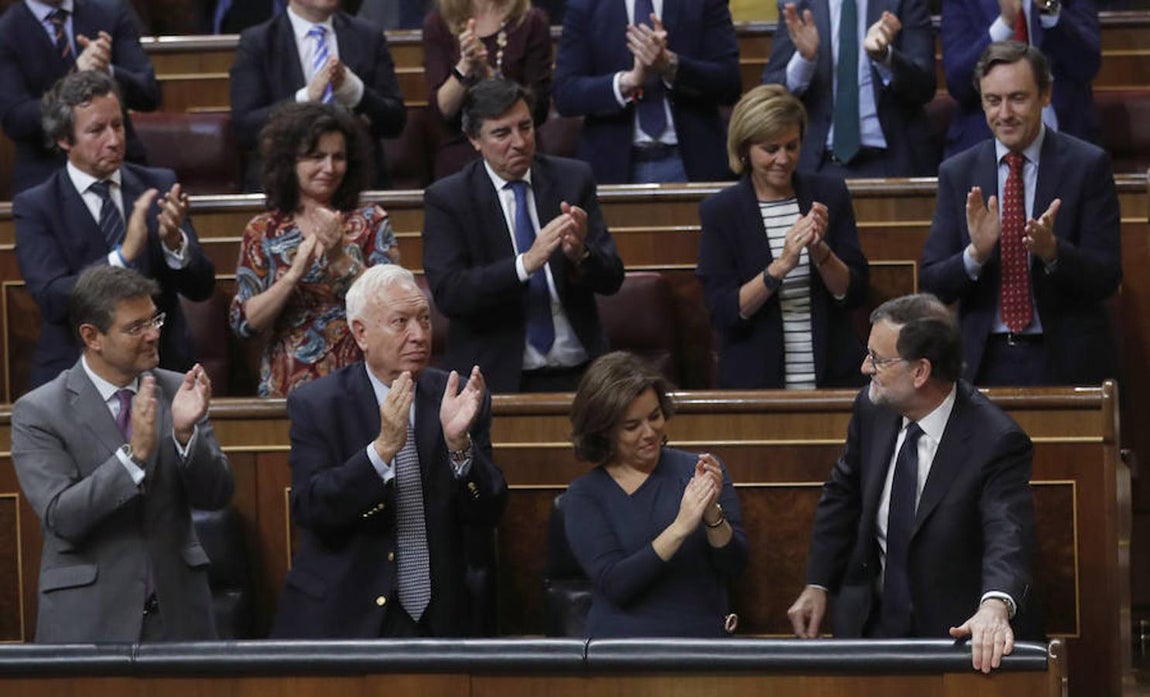 El presidente del Gobierno en funciones y candidato del PP, Mariano Rajoy, era aplaudido por los diputados del partido tras su última intervención en la sesión de la tarde de la segunda jornada del debate de investidura.. 