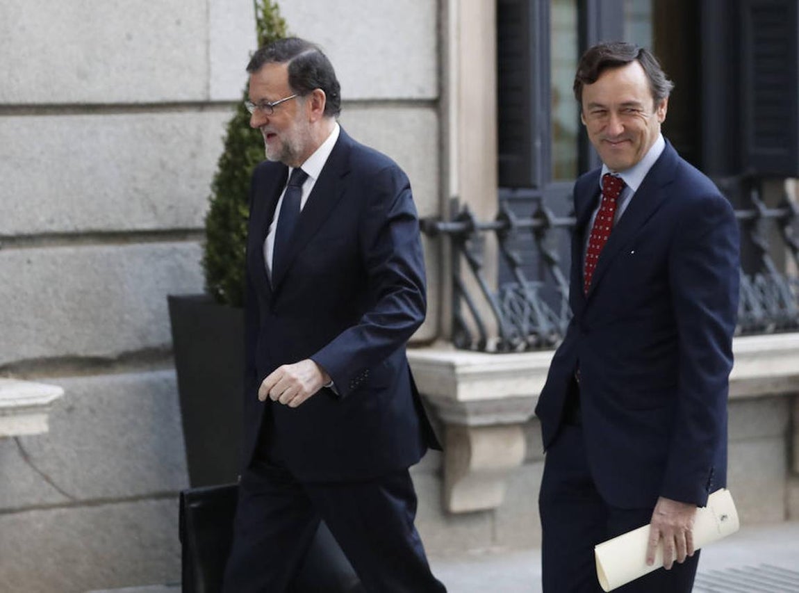 El presidente del Gobierno en funciones, Mariano Rajoy, llegaba junto al portavoz parlamentario del PP, Rafael Hernando, esta mañana al Congreso de los Diputados donde este jueves se ha celebrado la segunda jornada del debate de su investidura con la intervención de los representantes de los grupos parlamentarios de mayor a menor.. 