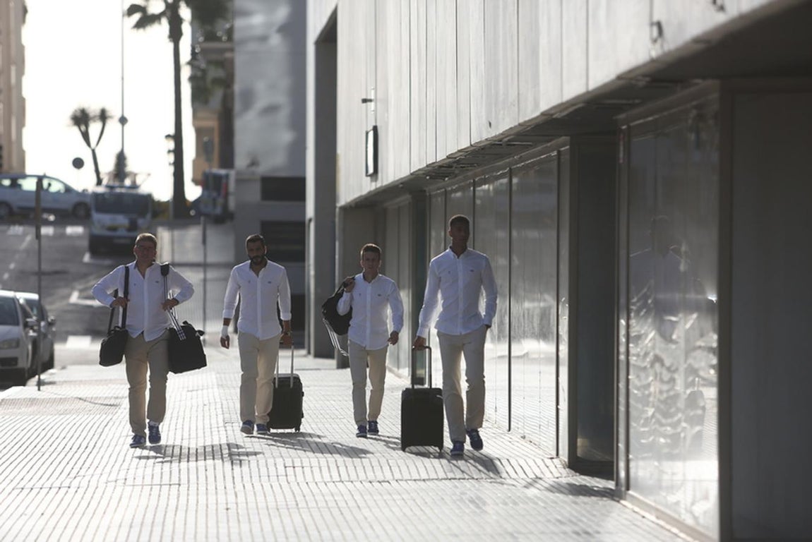 FOTOS: Salida del Cádiz CF hacia Galicia