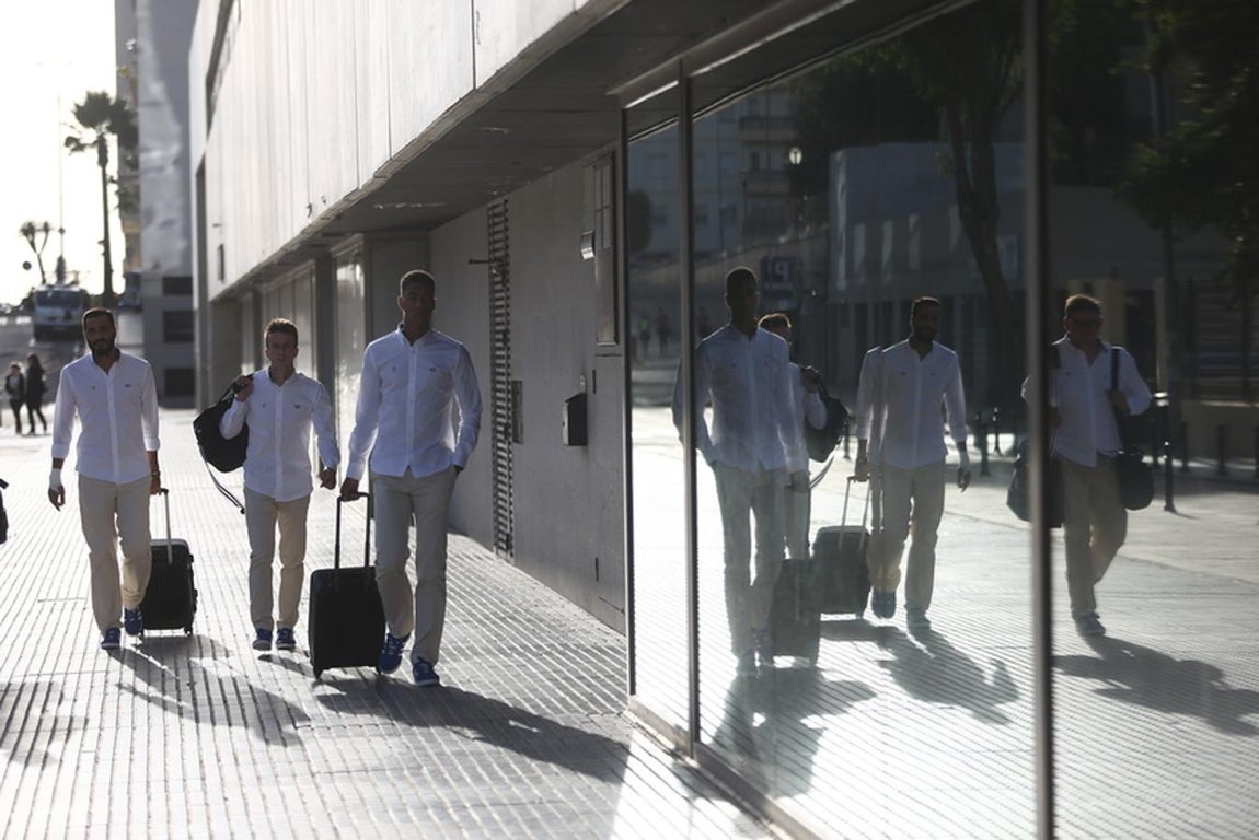 FOTOS: Salida del Cádiz CF hacia Galicia