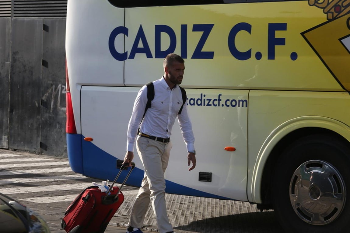 FOTOS: Salida del Cádiz CF hacia Galicia