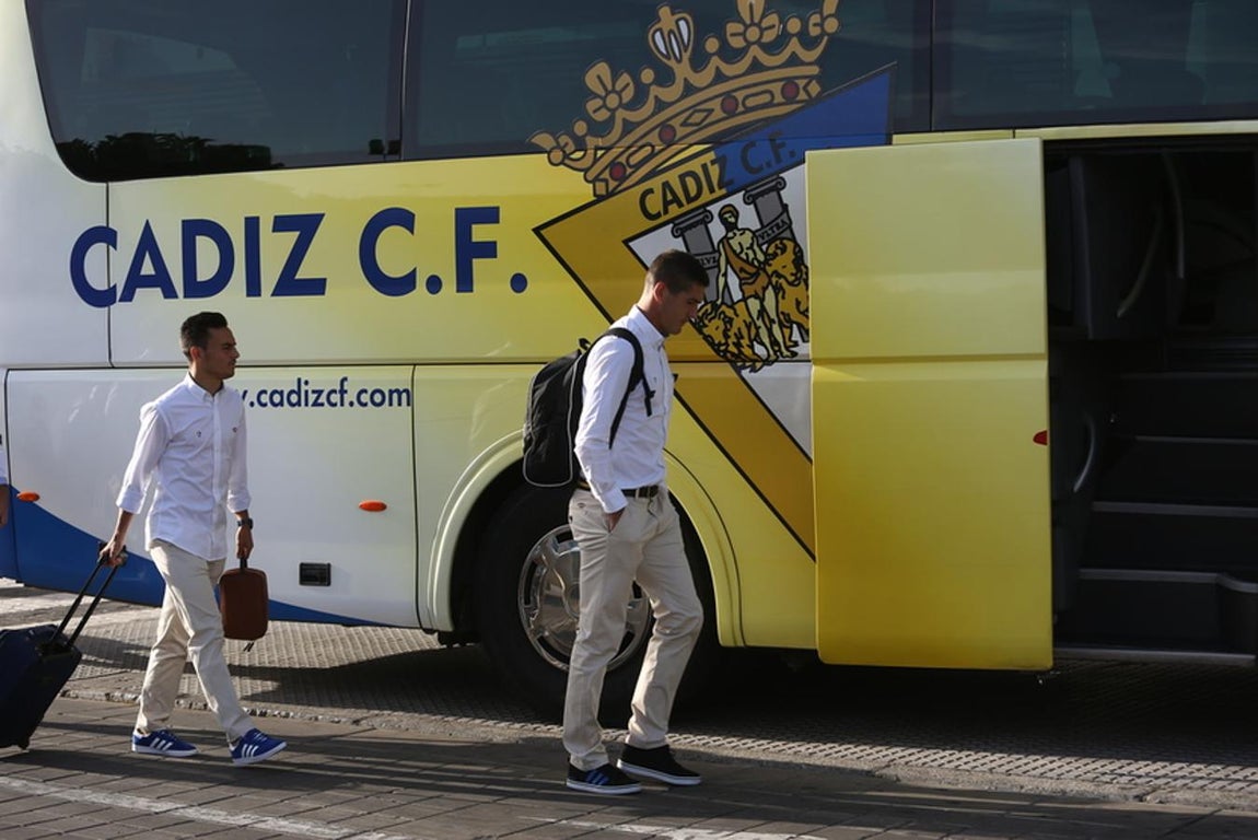 FOTOS: Salida del Cádiz CF hacia Galicia
