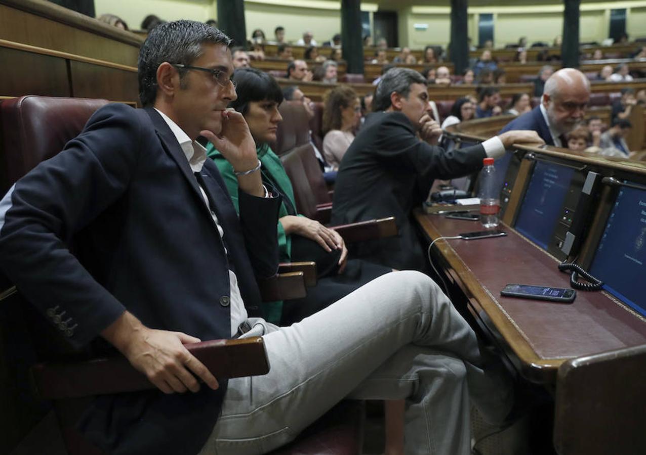 El diputado del PSOE Eduardo Madina, sentado en su escaño. 