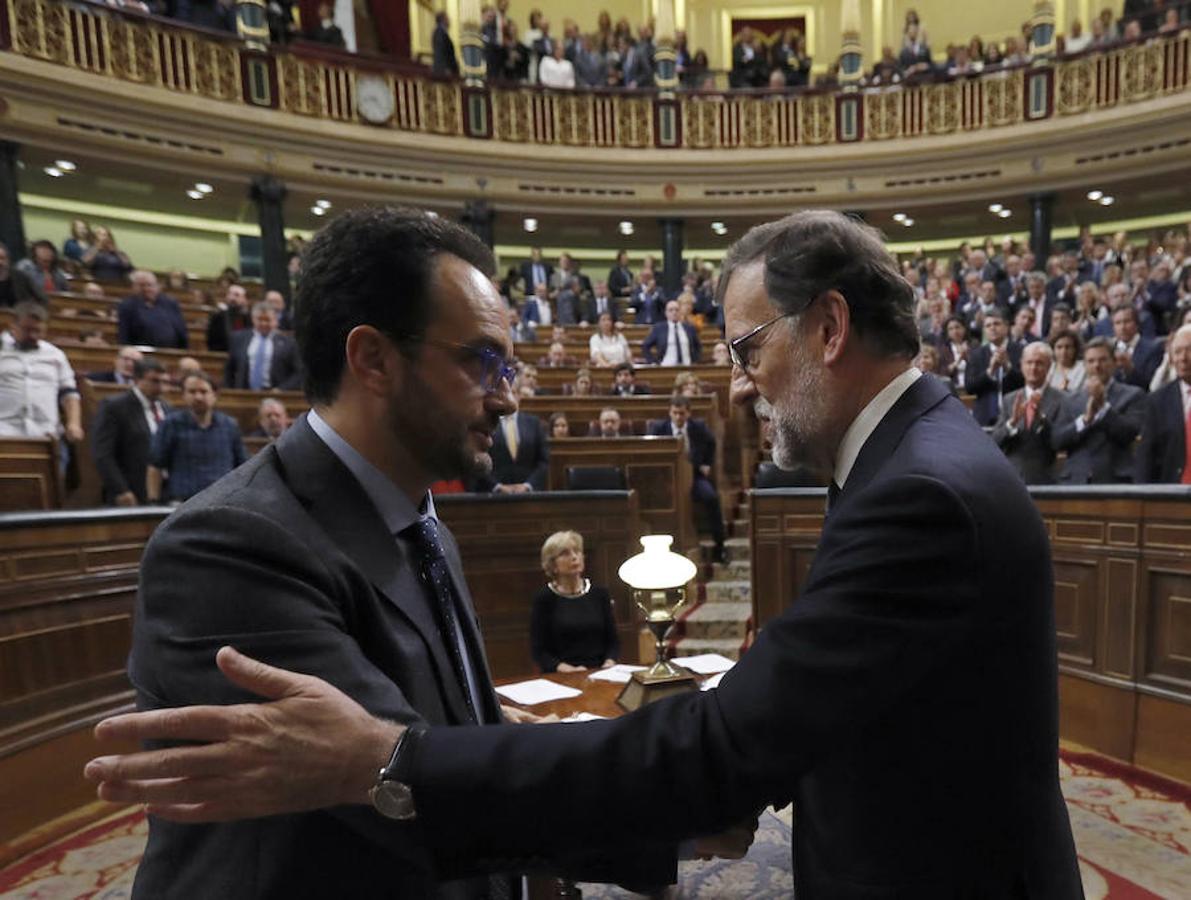 El portavoz del PSOE, Antonio Hernando, también ha felicitado a Rajoy tras la votación. 