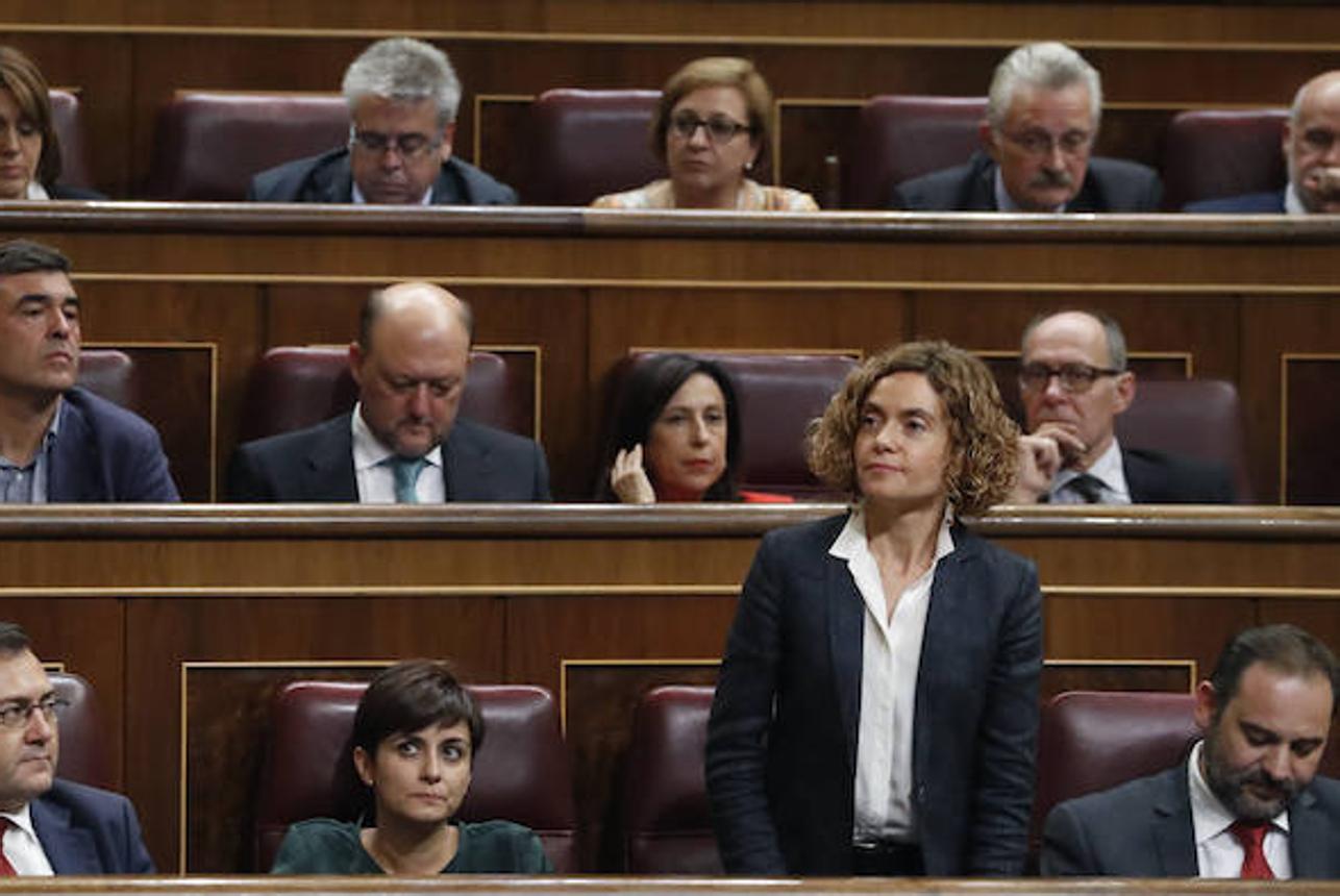 Meritxell Batet, miembro del PSC, durante el momento en el que ha votado «no» a Mariano Rajoy. 