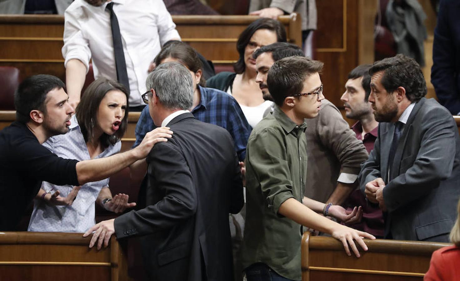 Varios miembros de Unidos Podemos discuten con el vicesecretario de Ciudadanos, José Manuel Villegas. 