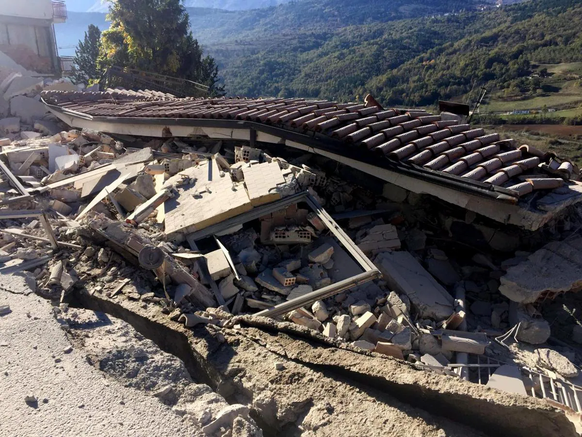 Un edificio derrumbado tras el terremoto que ha azotado hoy el centro de Italia a las 7.40 horas de la mañana