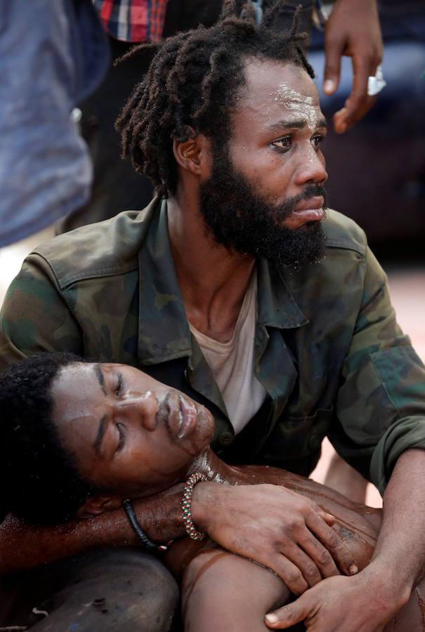 La Cruz Roja ha tenido que desplegar un operativo especial que ha trasladado al Hospital Universitario a 29 inmigrantes, algunos de ellos con heridas de consideración como consecuencia de los golpes que se produjeron al saltar la doble valla, situada a seis metros de altura. Reuters