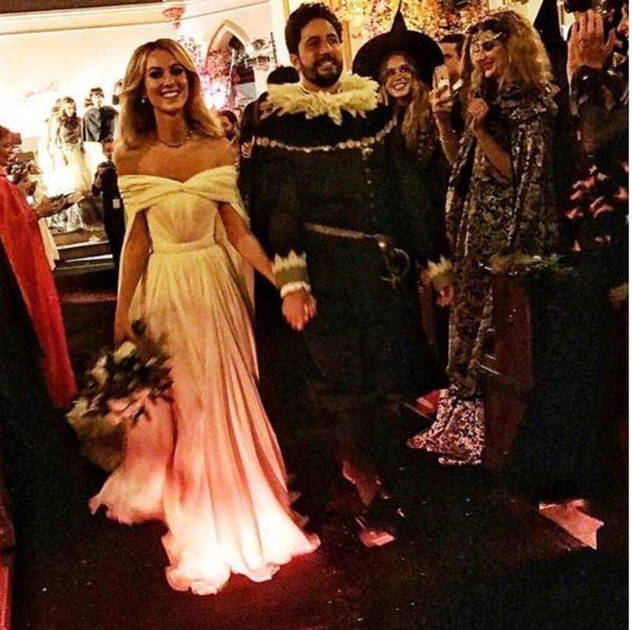 La pareja, a la salida de la iglesia. Ella eligió un bonito diseño de Brandon Maxwell con escote bardot y él, un traje de época al estilo de «El Fantasma de la ópera».. 