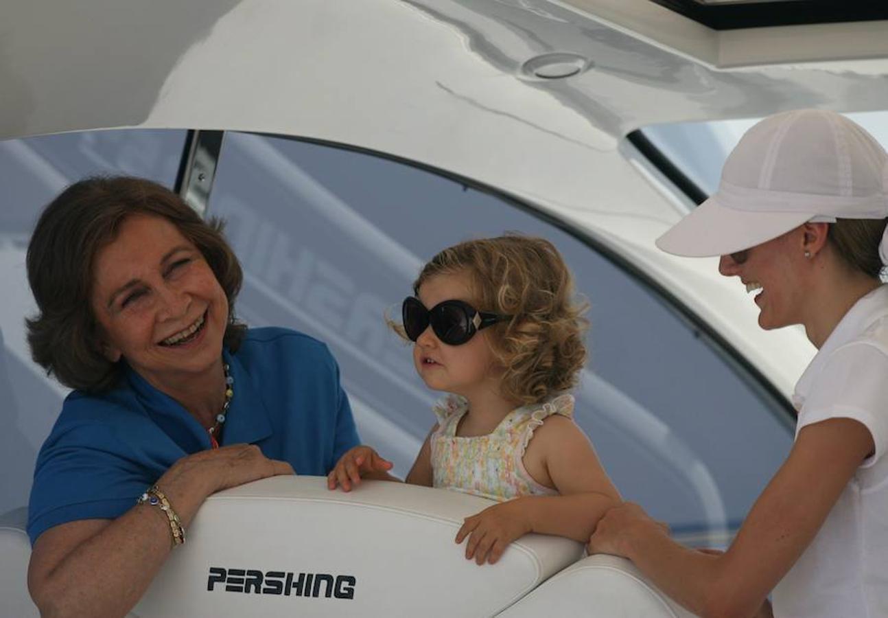 Doña Sofía y la Reina Letizia con Leonor a bordo del Sommi en 2007. 