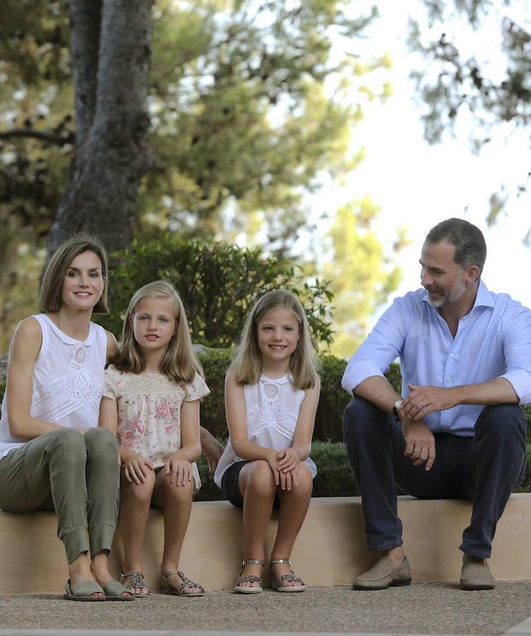 Una de las fotos oficiales de la Casa Real donde muestra una feliz y veraniega estampa de los Reyes con sus hijas. 