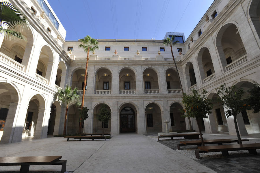 El patio del Palacio de la Aduana, una nueva plaza en el centro de Málaga, puesto que permanecerá abierto al público. 