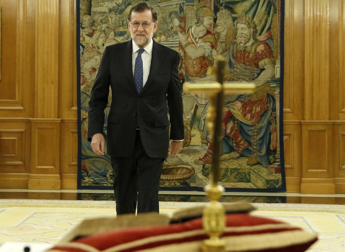 Rajoy, el primer presidente que jura ante Don Felipe