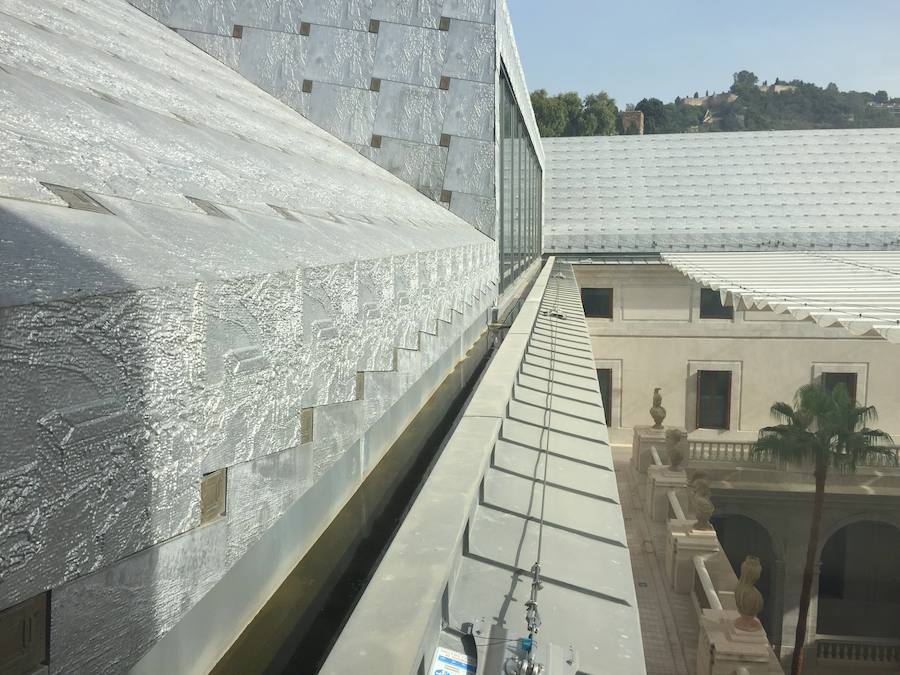 El techo de aluminio, con las tejas grabadas con una vista del edificio desde el castillo