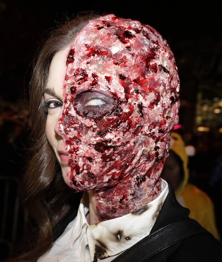 Otra de las participantes en el Desfile de Halloween de Greenwich Village, con un maquillaje tan terrorífico como profesional 