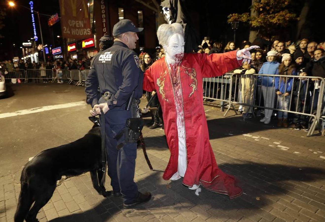 Un hombre vestido de Dracula habla con un policía durante el Desfile de Halloween de Greenwich Village, en Nueva York 
