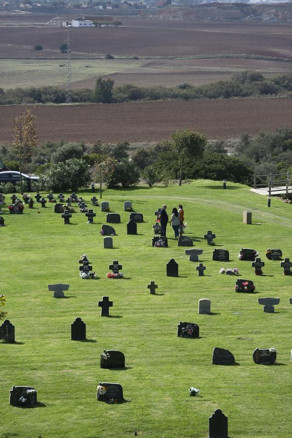 Los cementerios de la provincia se llenan de flores