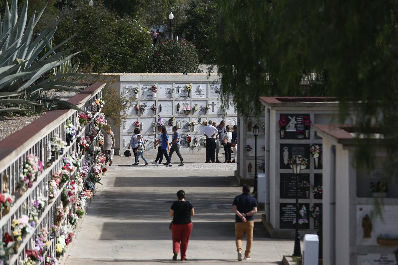 Los cementerios de la provincia se llenan de flores