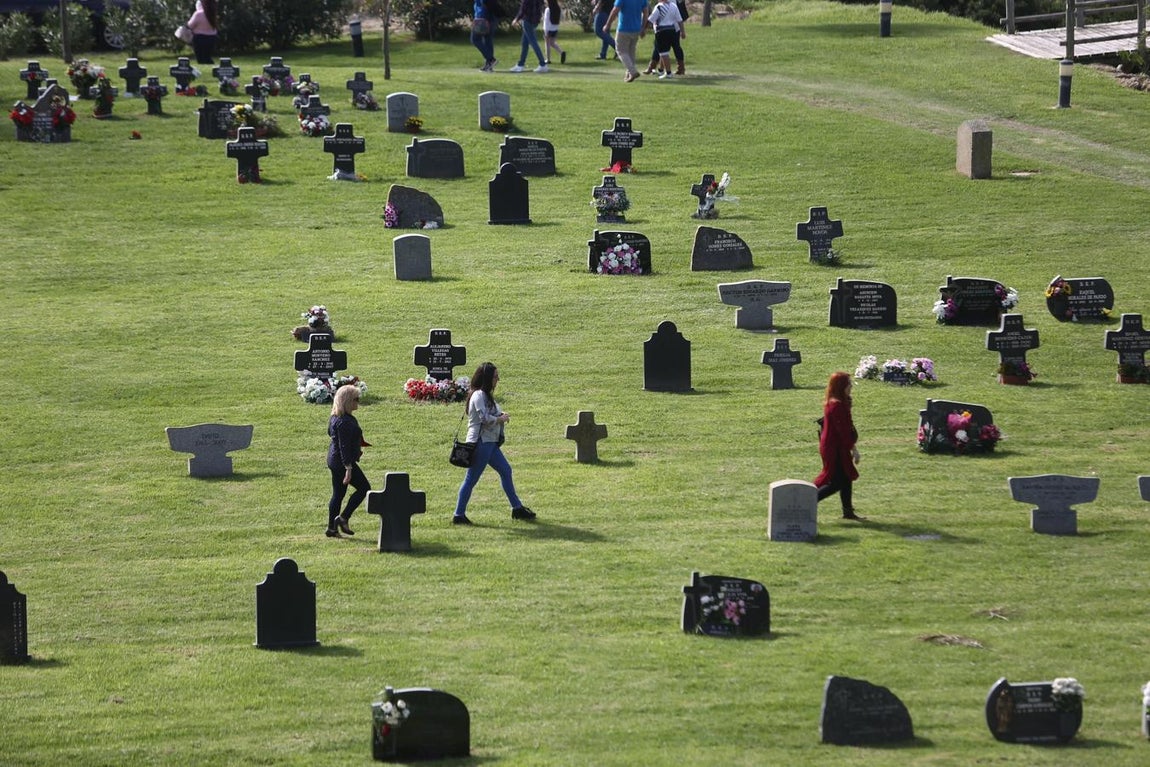 Los cementerios de la provincia se llenan de flores