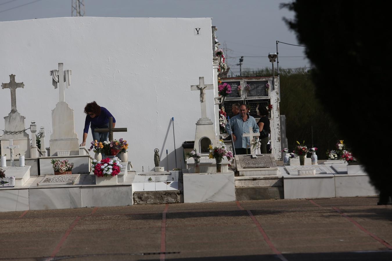 Los cementerios de la provincia se llenan de flores