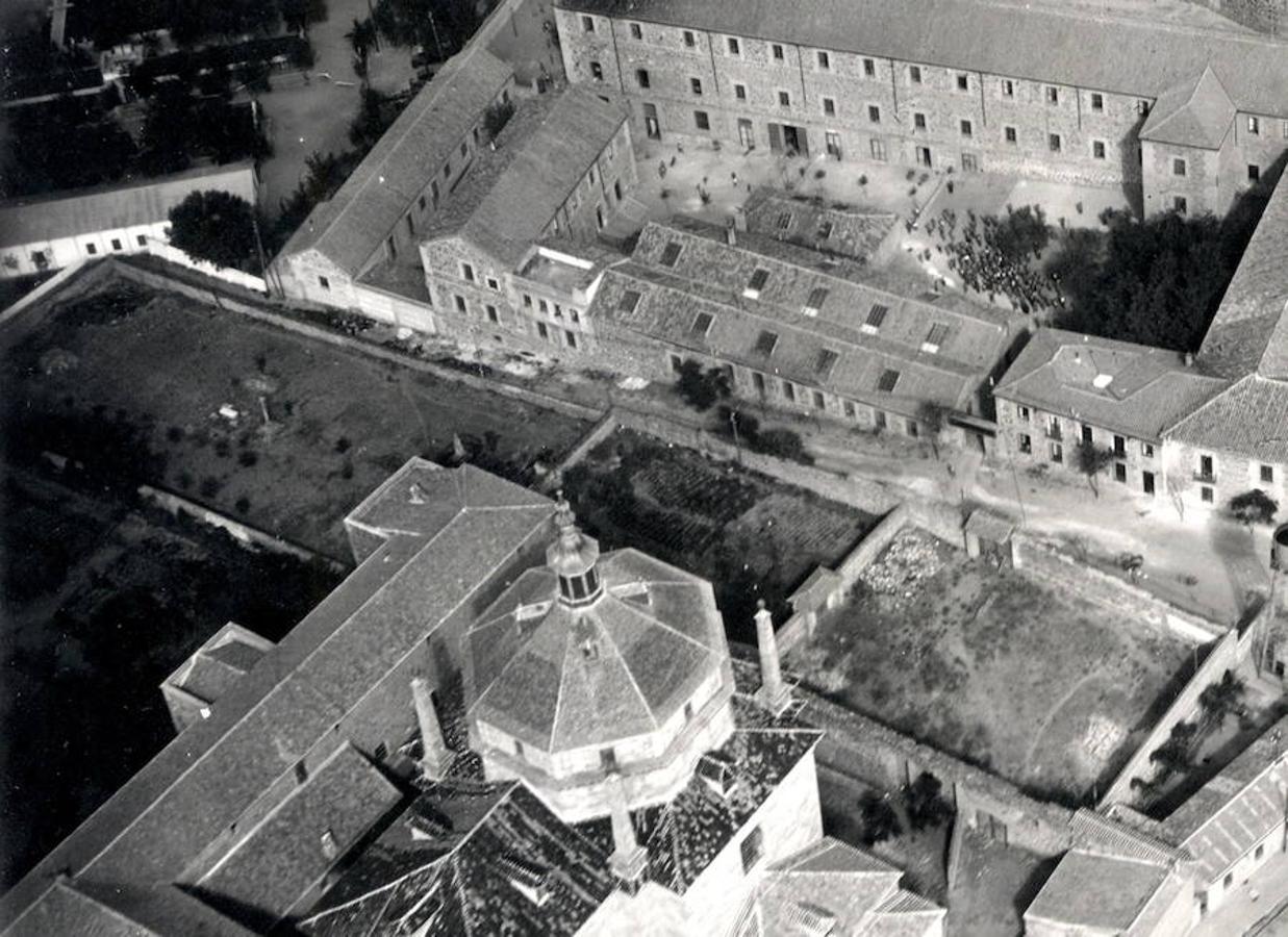 Vista aérea de Tavera hacia 1931. A la izquierda, el alargado espacio del antiguo cementerio hospitalario. Foto. Colección particular FV.. 