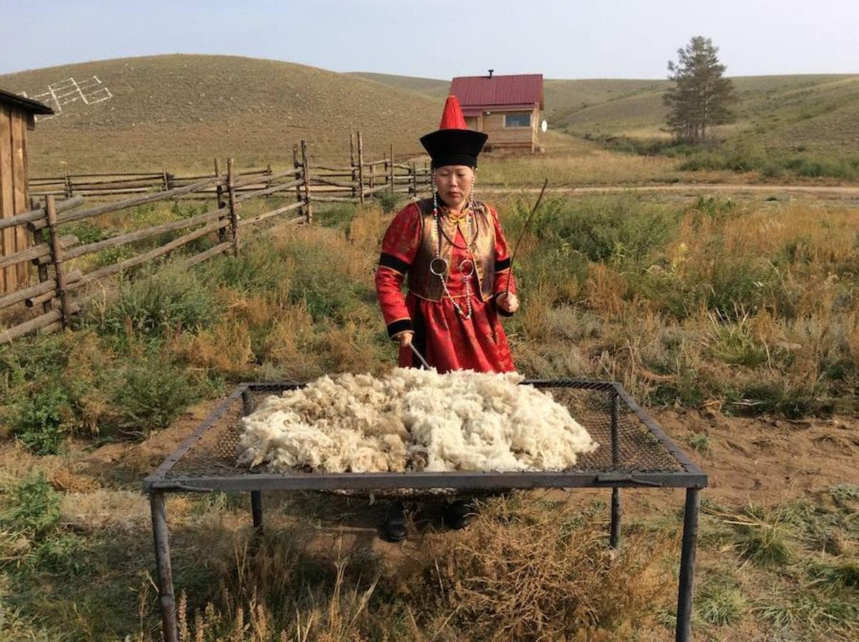 Uno de los habitantes de la población golpea la lana que luego se emplea para tejer prendas de vestir