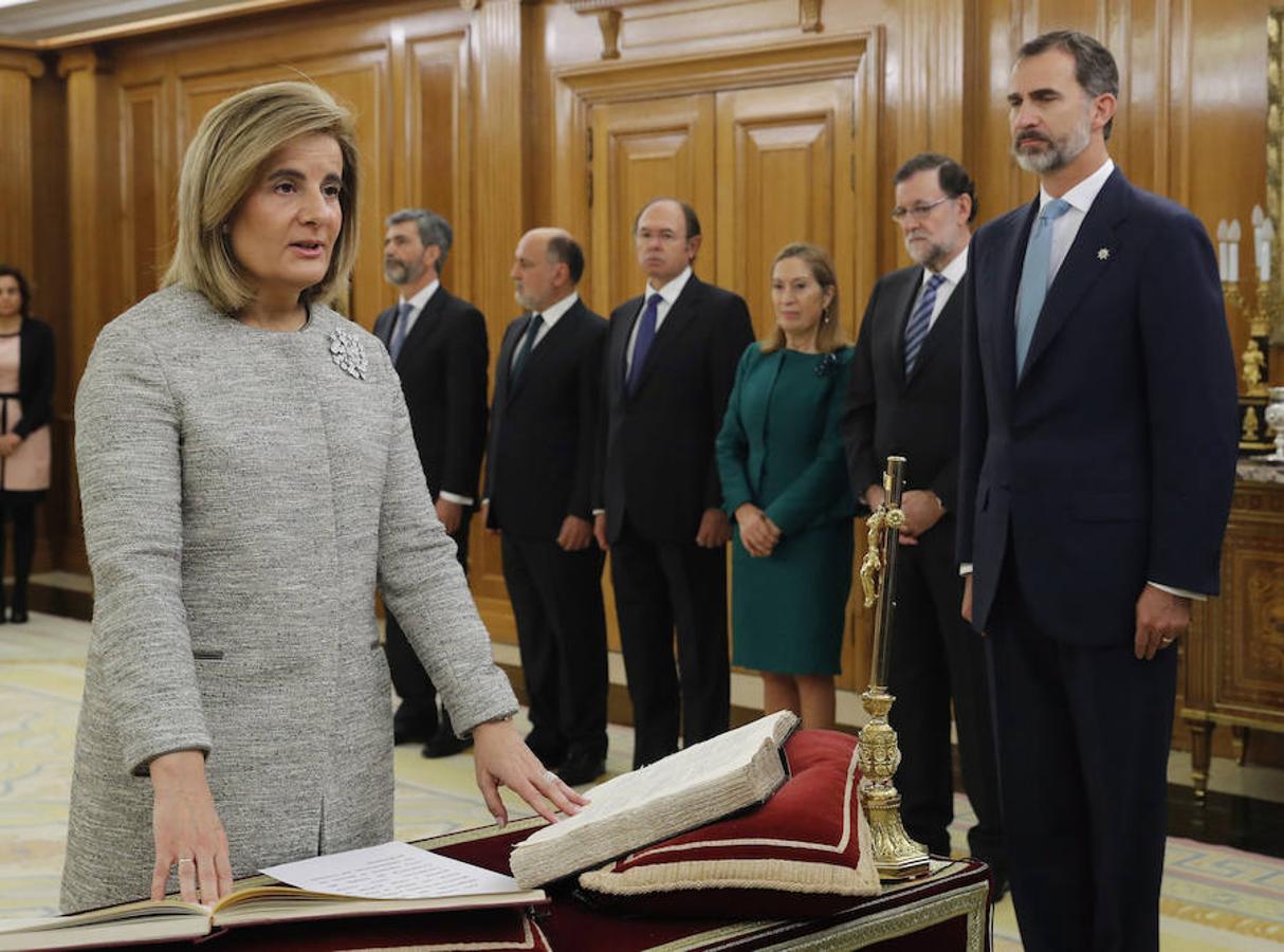 La ministra de Empleo y Seguridad Social, Fátima Báñez, jura su cargo ante la mirada de Don Felipe. 